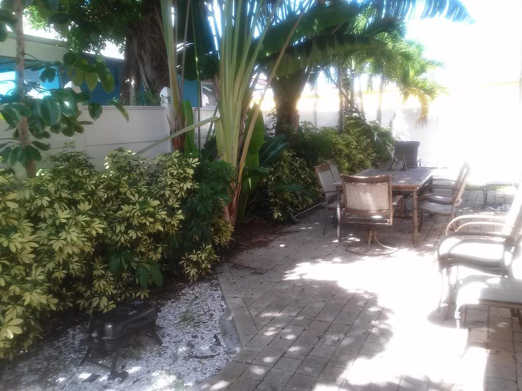 Beach Vacation Get-Away Apartment St. Pete Beach Room photo
